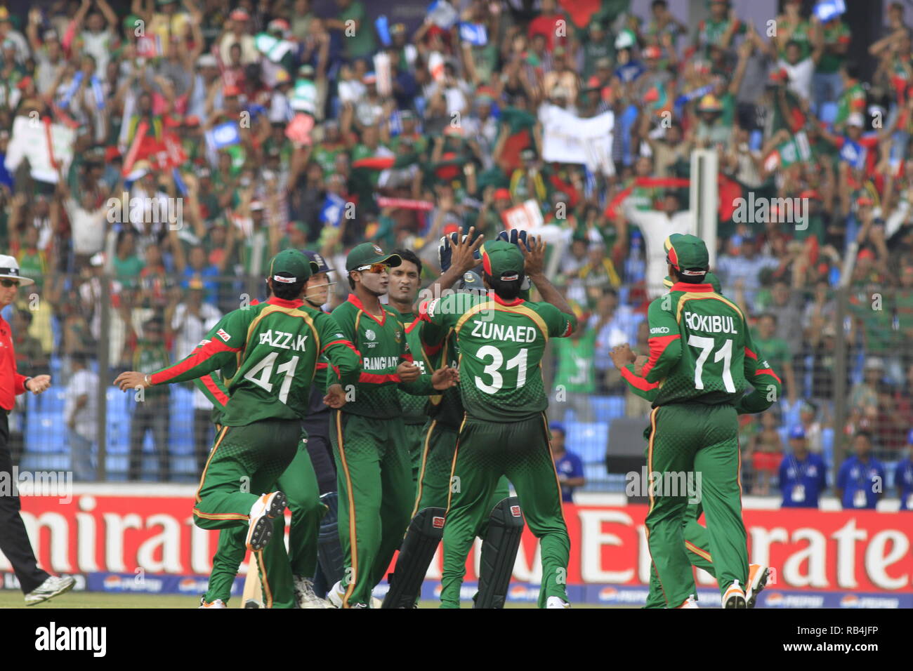 Bangladesh i giocatori e tifosi celebrano il loro emozionante vittoria contro l'Inghilterra in ICC Cricket World Cup 2011 presso Zohur Ahmed Chowdhury Stadium. Chittago Foto Stock