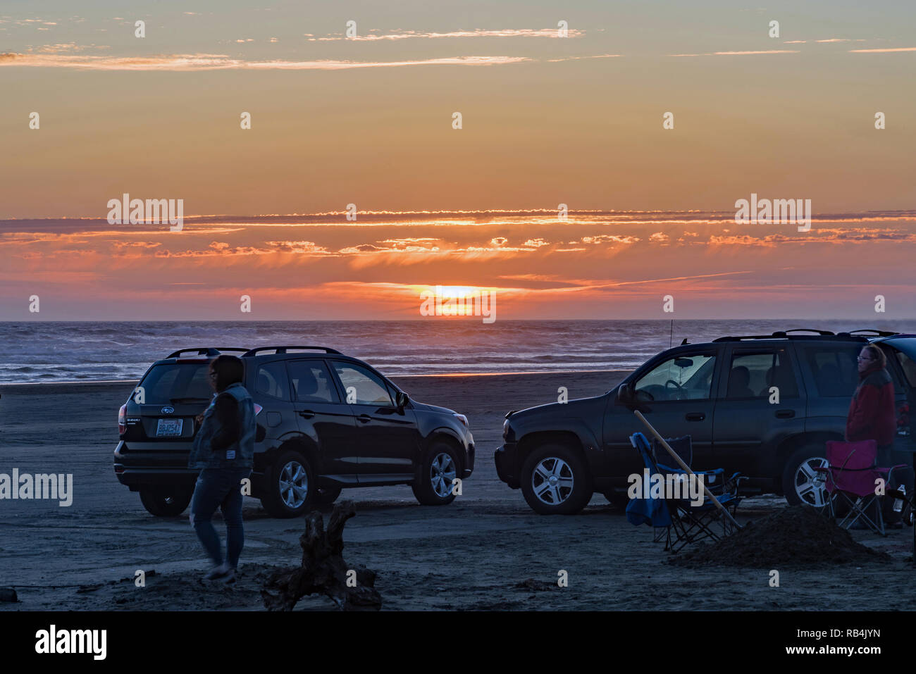 Party in spiaggia al tramonto in Ocean Shores, nello Stato di Washington, U.S.A. Foto Stock