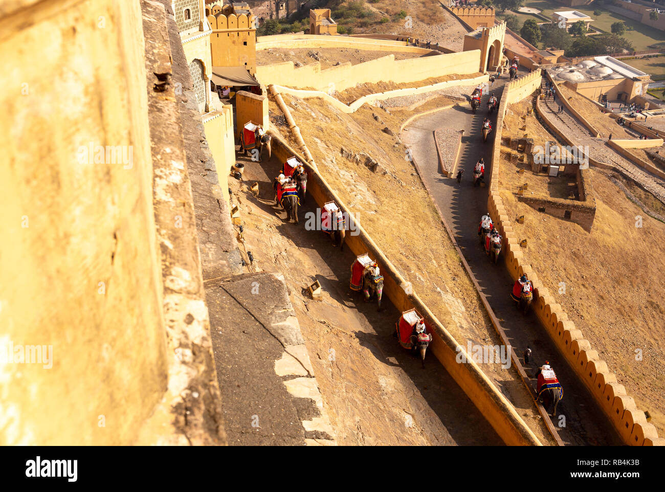 A Amber fort Jaipur, India Gruppo o visitand turistica prendendo un elefante. Foto Stock