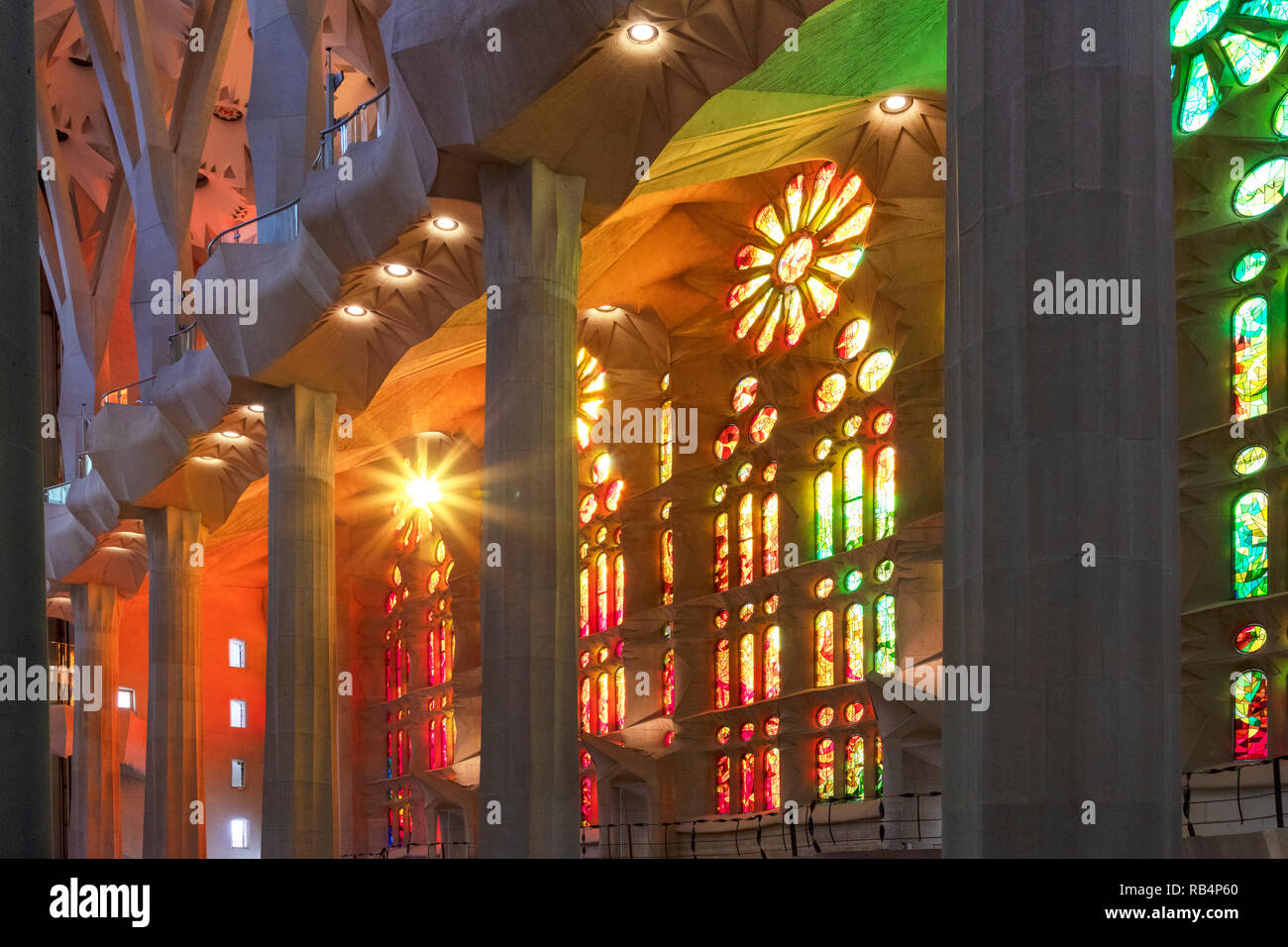 Bunte Fenster, Innenraum der Sagrada Familia, von Architekt Antoni Gaudì Barcellona, Katalonien, Spanien Foto Stock