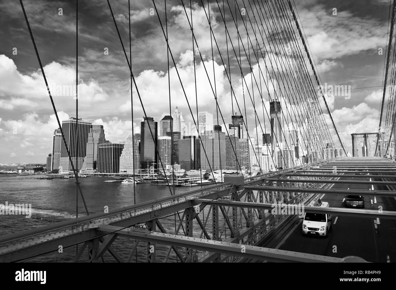 Skyline di New York, vista dal ponte di Brooklyn, nero un bianco fotografia Foto Stock