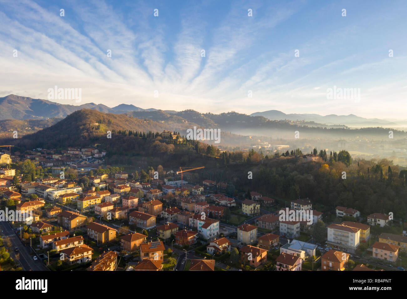 Bergamo Italia, il gioiello dimenticato d'Europa, il paesaggio giorno cielo blu Foto Stock