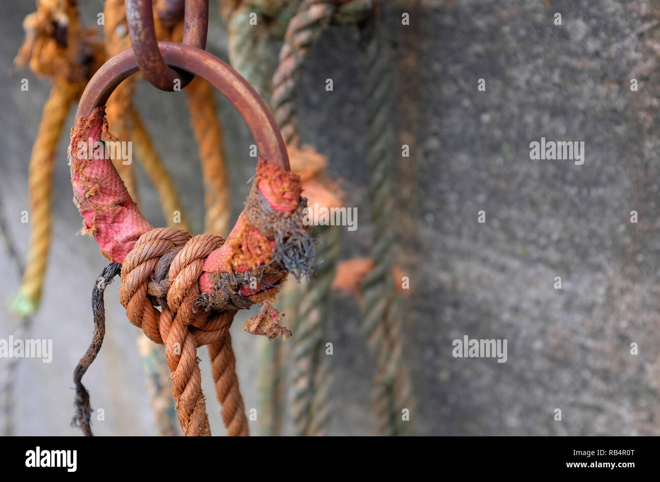 Il vecchio metallo arrugginito anello e calcestruzzo parete mare, sheringham, North Norfolk, Inghilterra Foto Stock