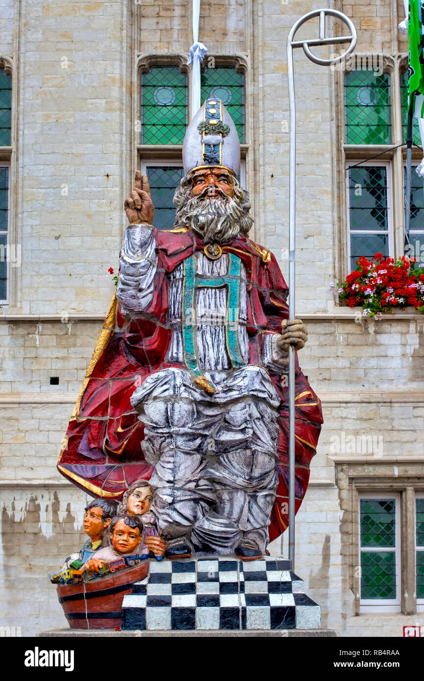 Statua di Sinterklaas davanti al Municipio, Sint-Niklaas, Belgio Foto Stock