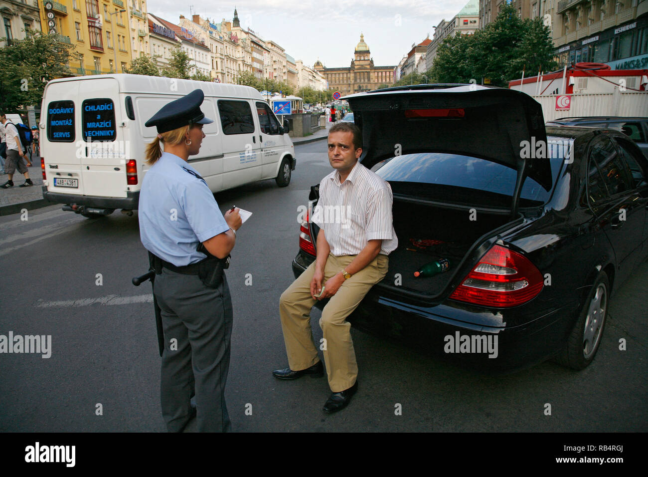 La poliziotta punisce il pilota di auto il 20 giugno 2007, presso la piazza Venceslao a Praga. Foto CTK/Grzegorz Klatka. Foto Stock