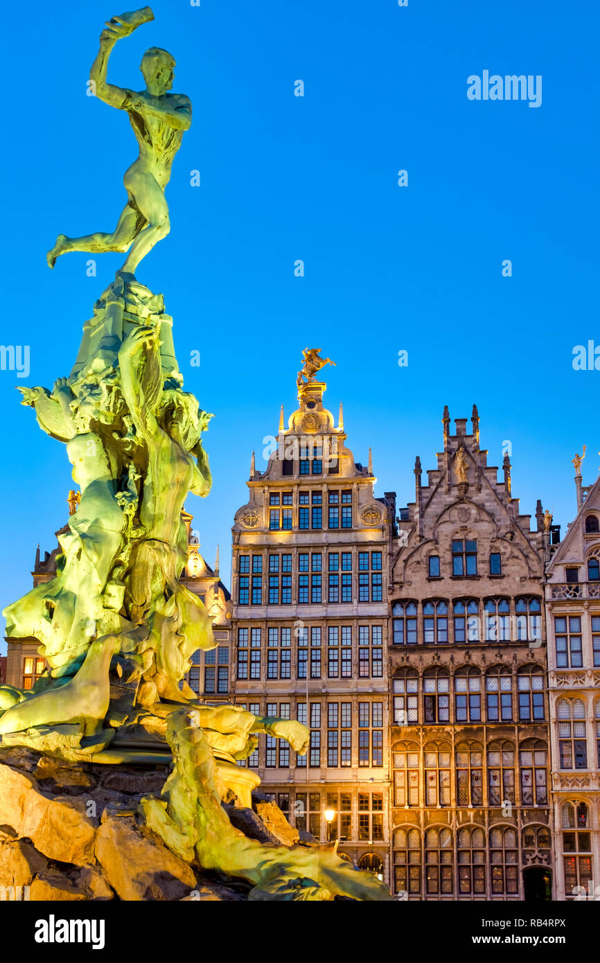 Il Brabo fontana al Grote Markt ("Grande Piazza del Mercato") di Anversa, Belgio Foto Stock