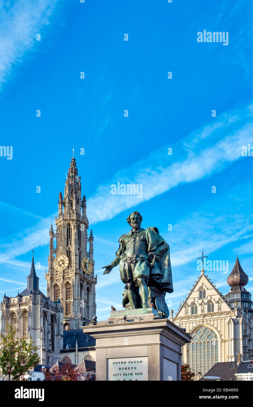Statua di Rubens in Groenplaats e il campanile della cattedrale di Nostra Signora, Anversa, Belgio Foto Stock