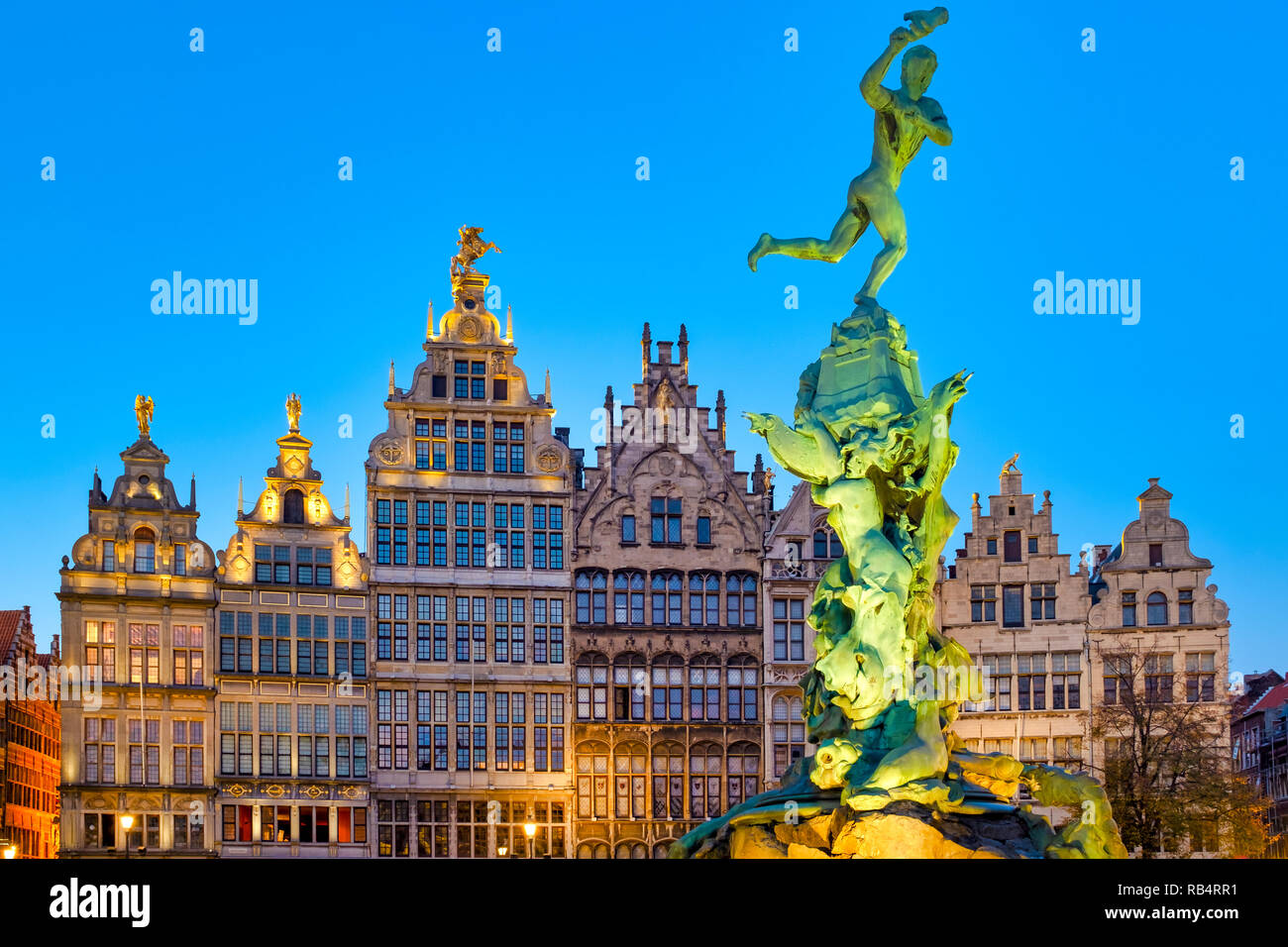 Il Brabo fontana al Grote Markt ("Grande Piazza del Mercato") di Anversa, Belgio Foto Stock