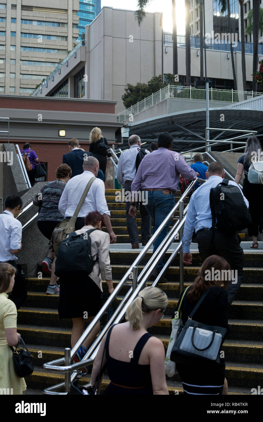 Sera pendolari si avvicina alla stazione centrale, Brisbane, Queensland, Australia Foto Stock