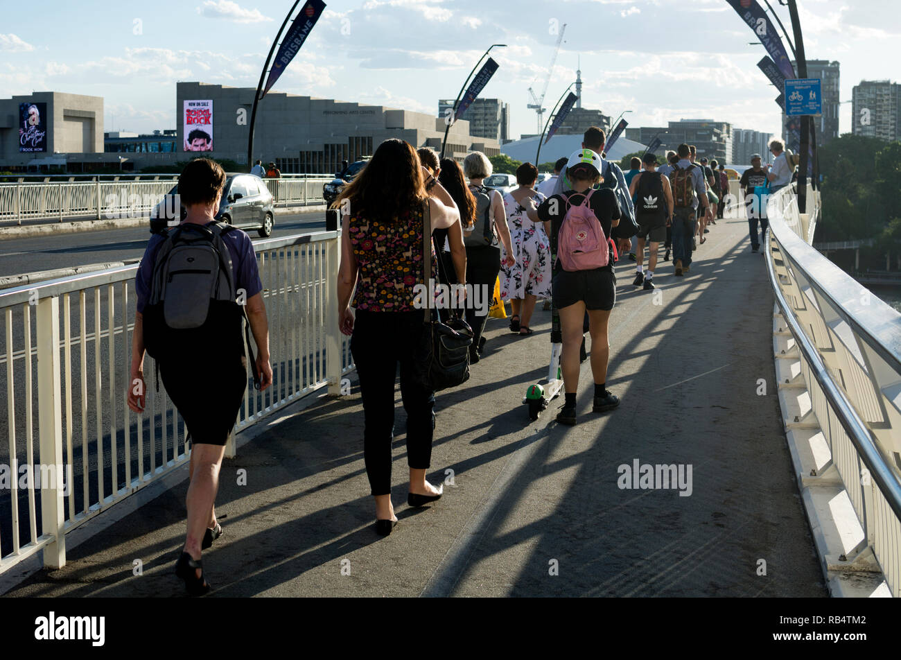 Sera pendolari attraversando il Ponte Victoria, Brisbane, Queensland, Australia Foto Stock