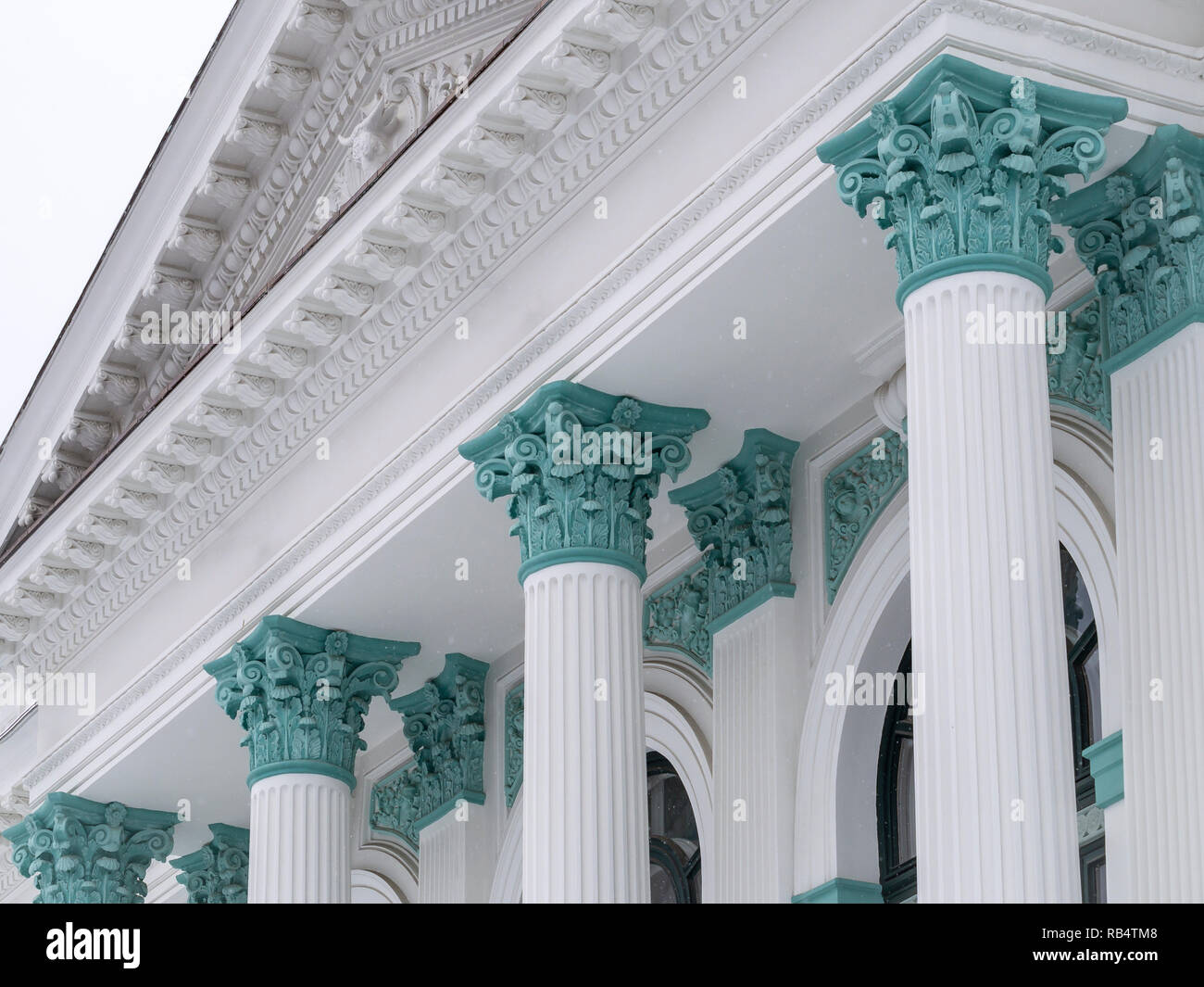 Ordine corinzio colonne, dettagli architettonici di organo edificio Hall (Sala cu Orga), Chisinau, Moldavia Foto Stock