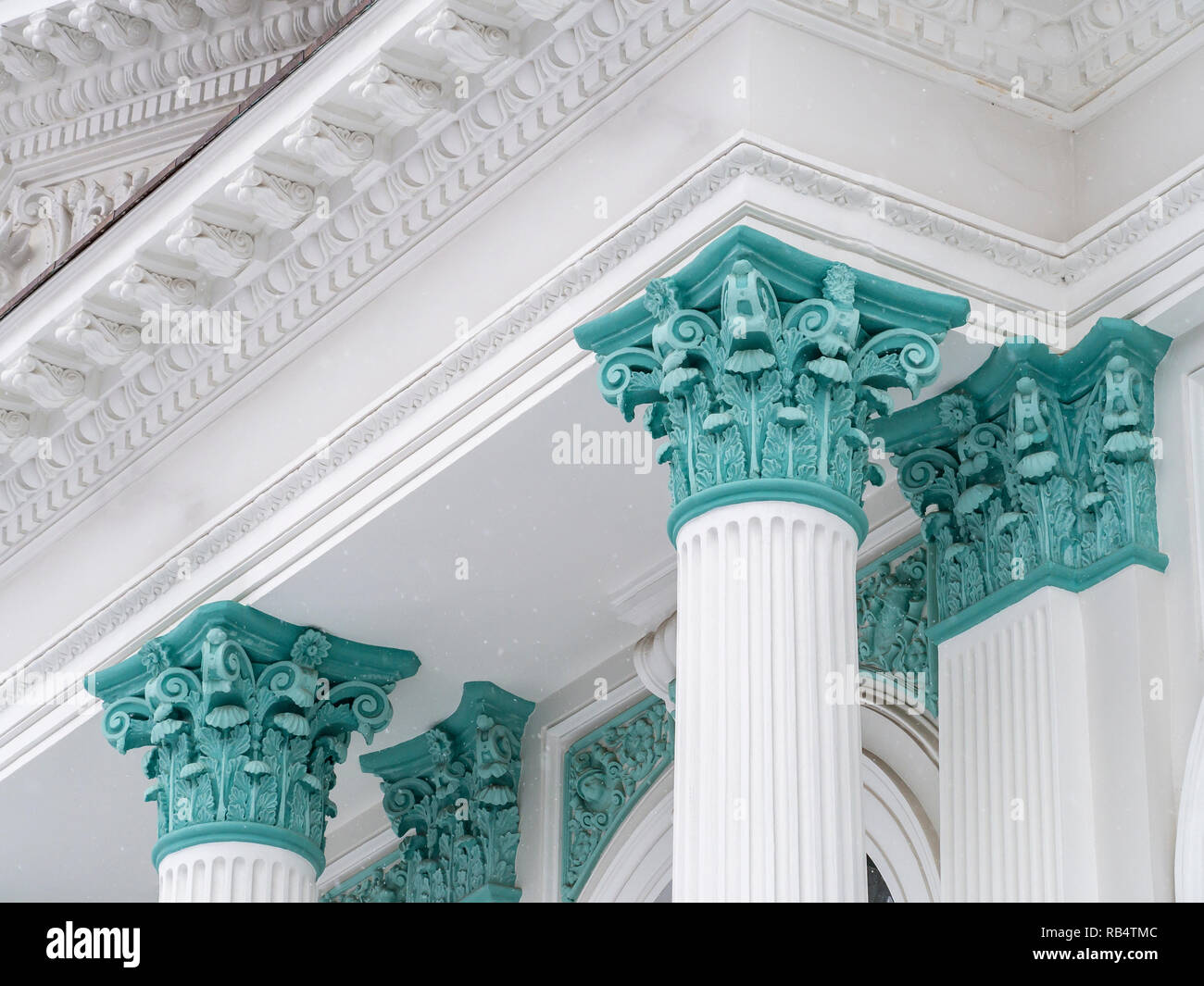 Ordine corinzio colonne, dettagli architettonici di organo edificio Hall (Sala cu Orga), Chisinau, Moldavia Foto Stock
