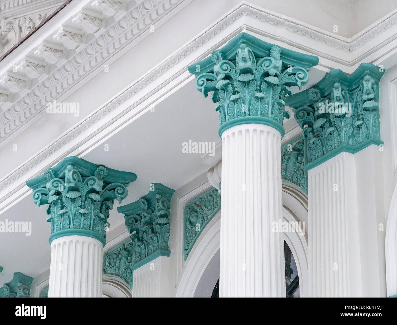 Ordine corinzio colonne, dettagli architettonici di organo edificio Hall (Sala cu Orga), Chisinau, Moldavia Foto Stock