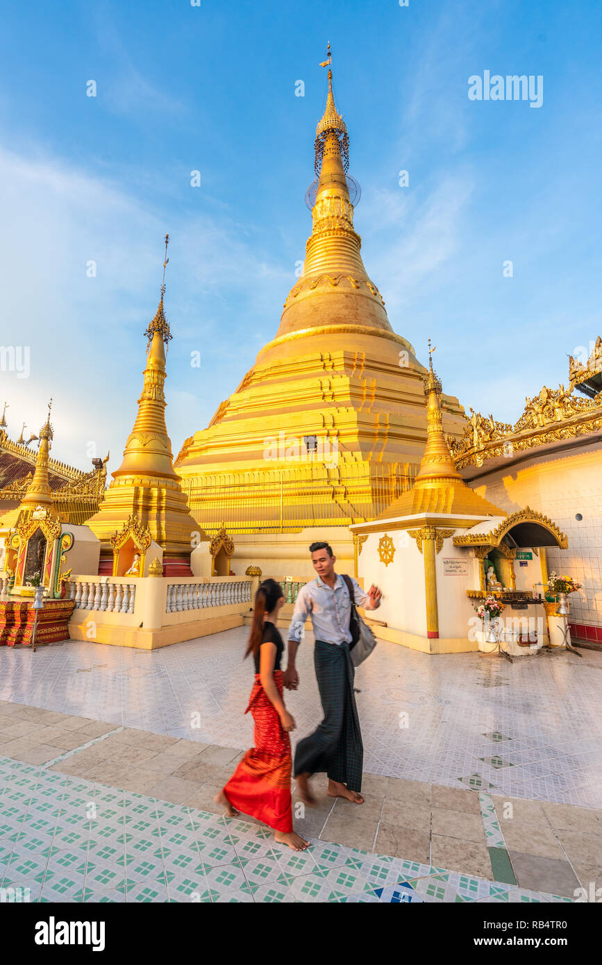 Coppia romantica passeggiata in Shwe Byaine Pagoda Phyu Mawlamyine Foto Stock