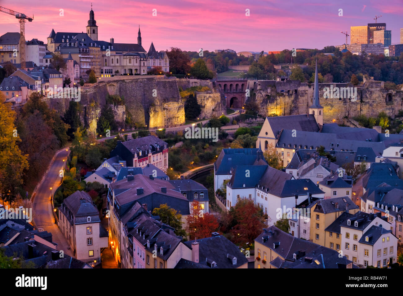 Skyline della città di Lussemburgo visto oltre il Grund trimestre Foto Stock