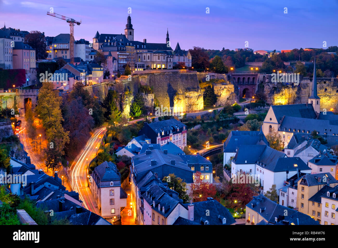 Skyline della città di Lussemburgo visto oltre il Grund trimestre Foto Stock