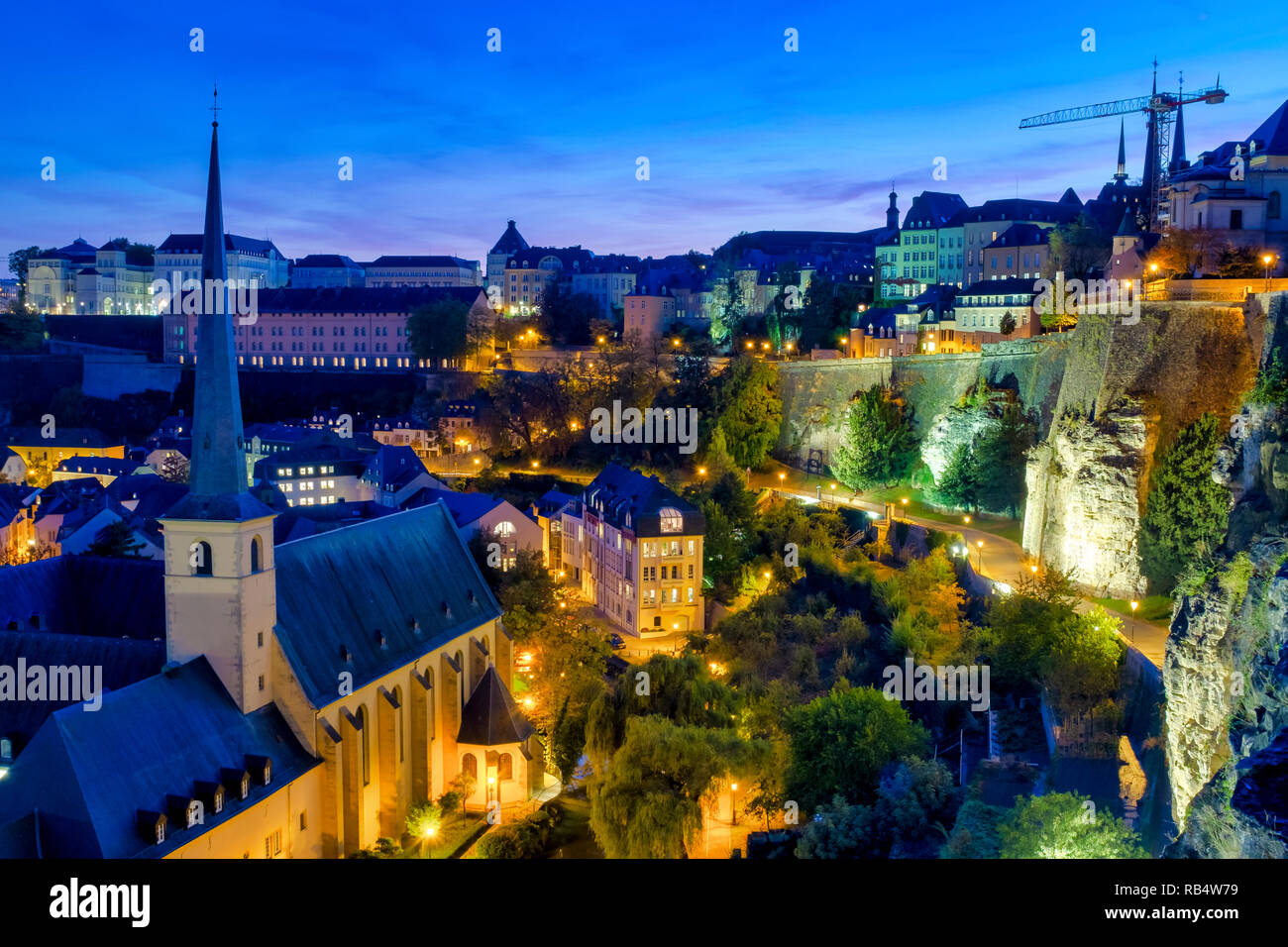 Skyline della città di Lussemburgo visto oltre il Grund trimestre Foto Stock