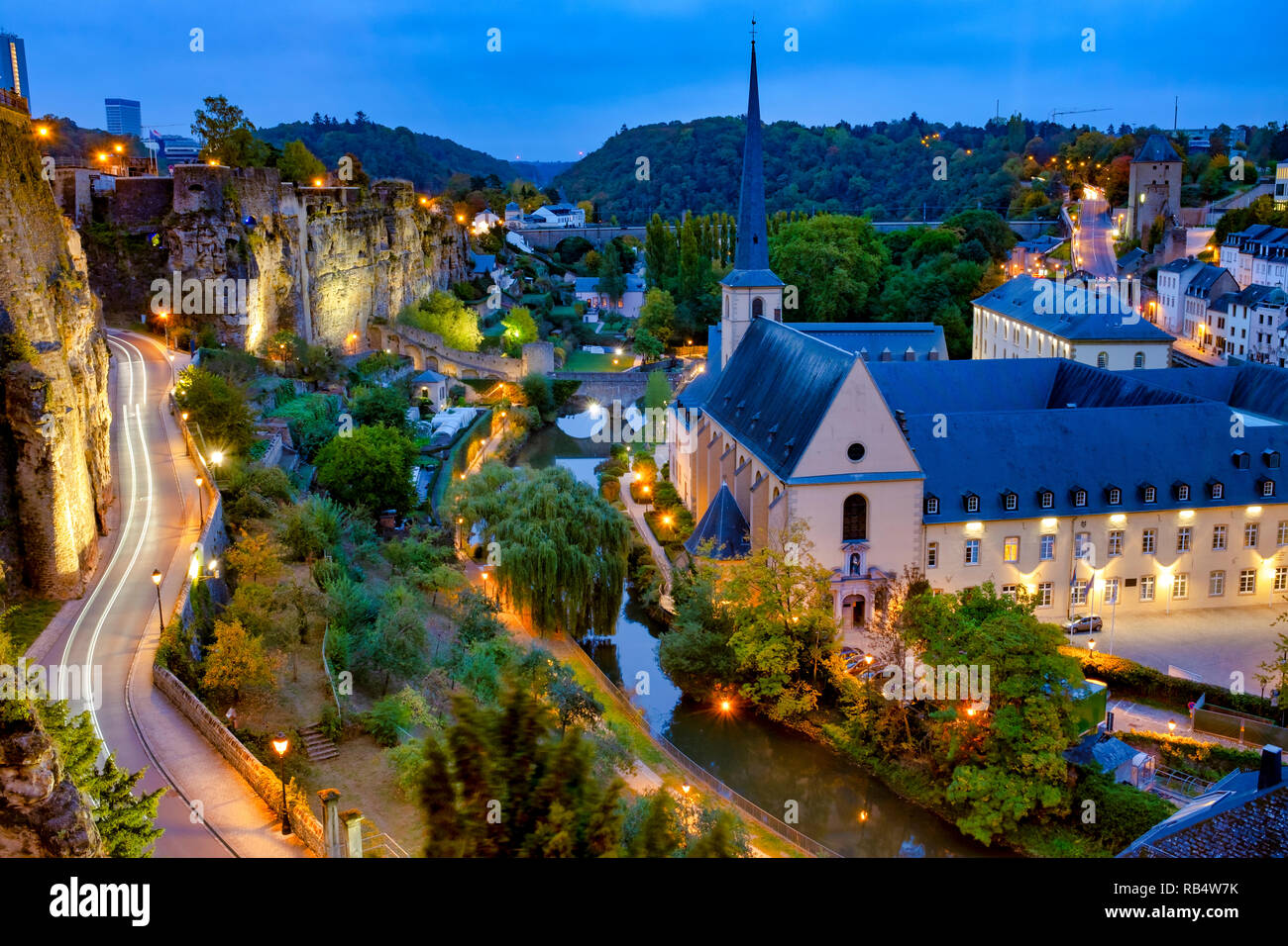 Skyline della città di Lussemburgo visto oltre il Grund trimestre Foto Stock