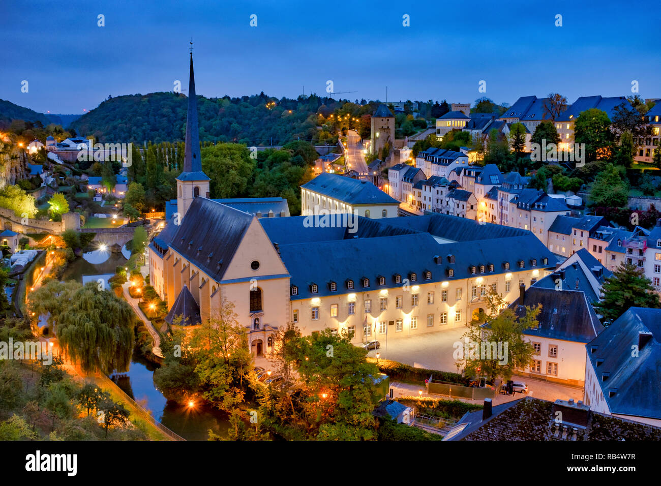 Skyline della città di Lussemburgo visto oltre il Grund trimestre Foto Stock