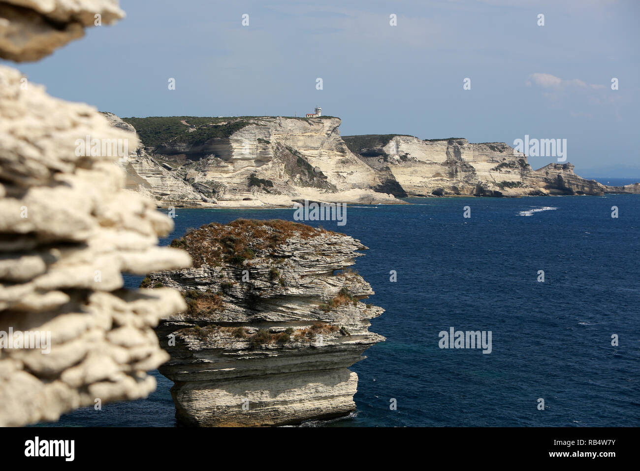 Bonifacio è una città sulla punta meridionale dell'isola francese della Corsica. È conosciuto per la sua vivace marina e medievale clifftop cittadella. La duecentesca Bastion de l'Etendard ospita un piccolo museo con mostre sulla storia della città. L'Escalier du Roi d'Aragona è 187 scalini scolpiti nella roccia. A sud-est, il disabitate isole Lavezzi, una riserva naturale, dispongono di massi di granito e spiagge sabbiose. Foto Stock