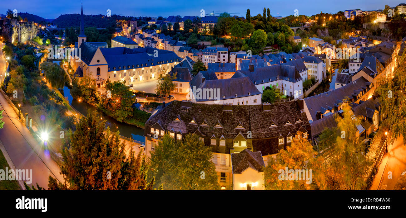 Skyline della città di Lussemburgo visto oltre il Grund trimestre Foto Stock