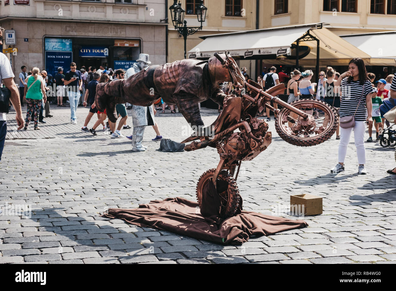 Praga, Repubblica Ceca - Agosto 23, 2018: statua vivente, un artista di strada in posa come una statua per ore ed ore in Piazza della Città Vecchia, una piazza storica Foto Stock