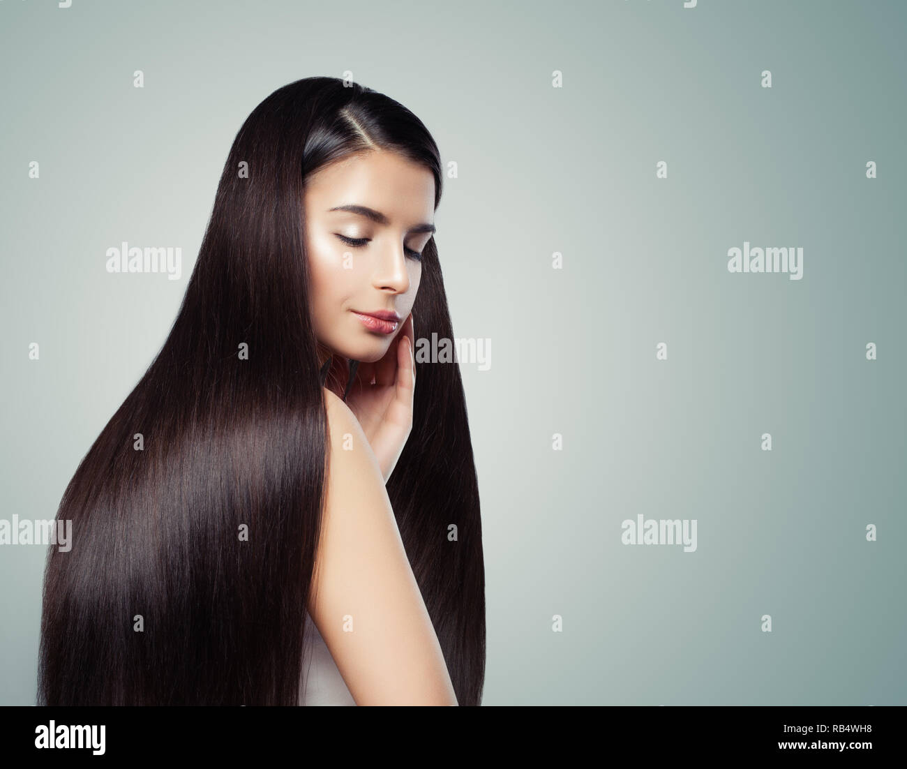 Bruna ragazza con lunghi marrone scuro capelli lisci, e cura dei capelli - concetto Foto Stock
