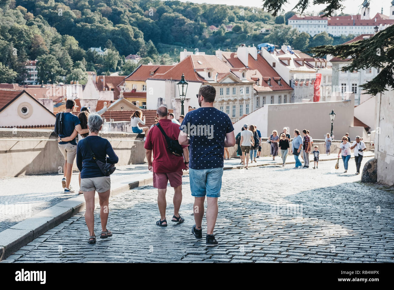 Praga, Repubblica Ceca - Agosto 23, 2018: la gente a piedi nella Città Vecchia di Praga, una delle più antiche e più belle del distretto di Praga, Repubblica Ceca Foto Stock