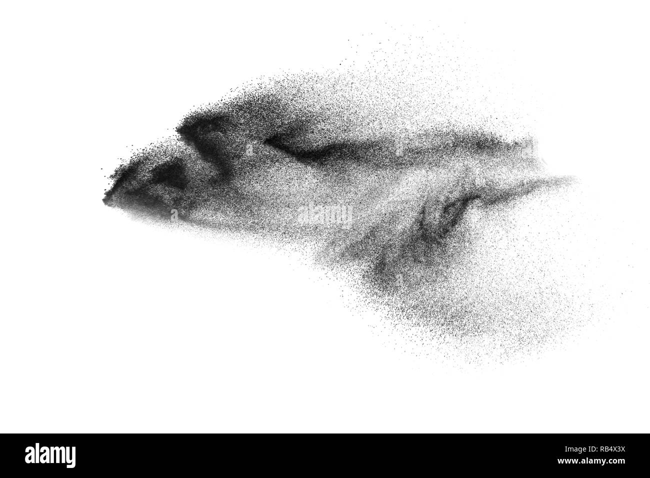 Polvere nera in esplosione contro uno sfondo bianco. Polvere di carbone exhaie di particelle nell'aria. Foto Stock