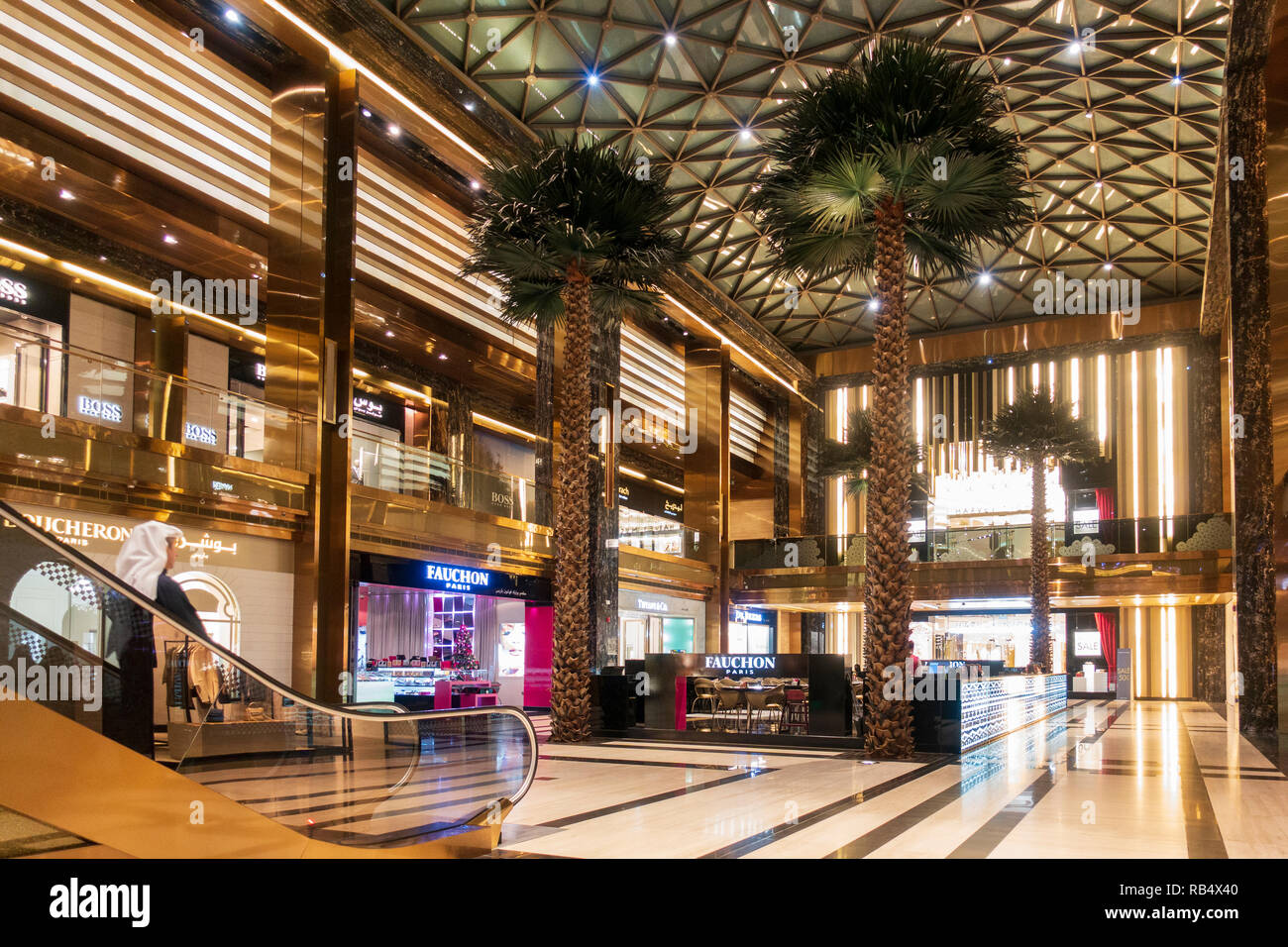 Interno del nuovo prestigio arcade di lusso con high-end boutique all'interno dei viali shopping mall in Kuwait City, Kuwait Foto Stock