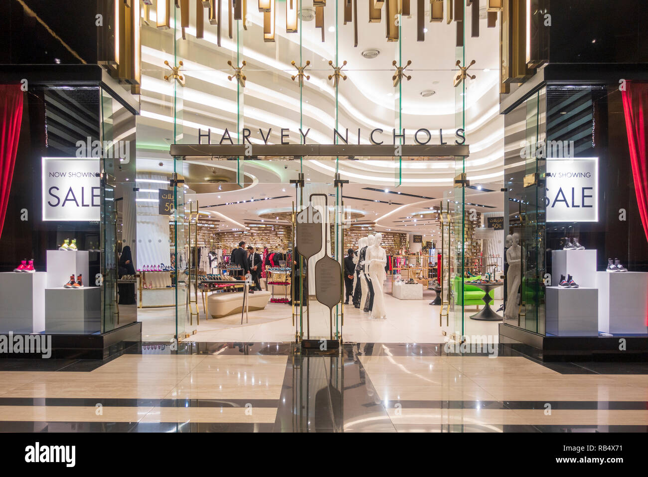 Hervey Nichols store nel nuovo prestigio arcade di lusso con high-end boutique all'interno dei viali shopping mall in Kuwait City, Kuwait Foto Stock