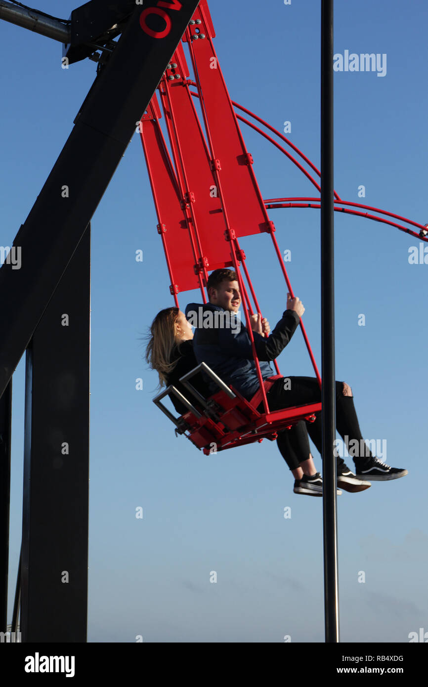 Gli adulti su altalene sul tetto del sir Adam Hotel, Amsterdam, Paesi Bassi Foto Stock