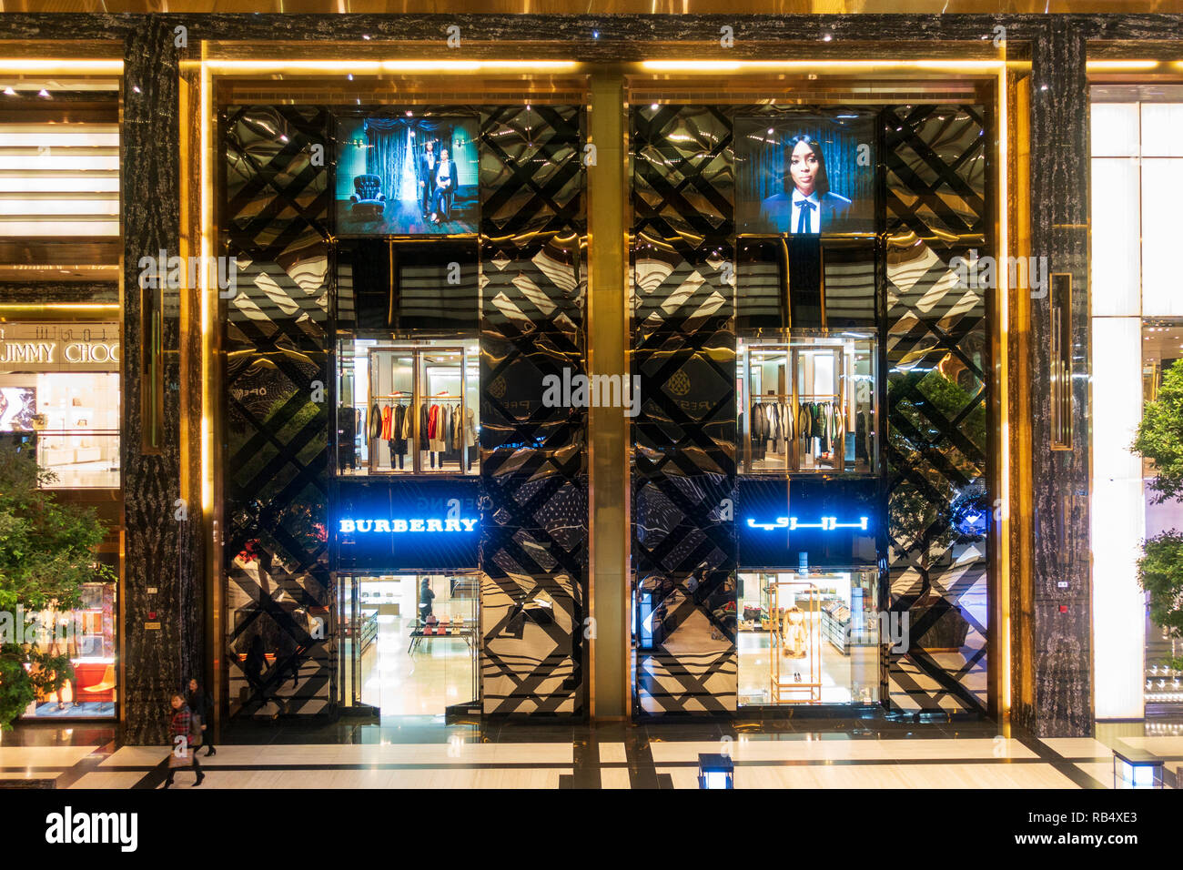 Burberry store nel nuovo prestigio arcade di lusso con high-end boutique all'interno dei viali shopping mall in Kuwait City, Kuwait Foto Stock