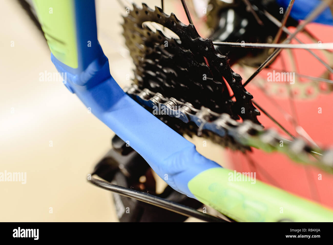Cassetta di bicicletta con la catena sul pignone più piccolo, il concetto di bicicletta. Foto Stock