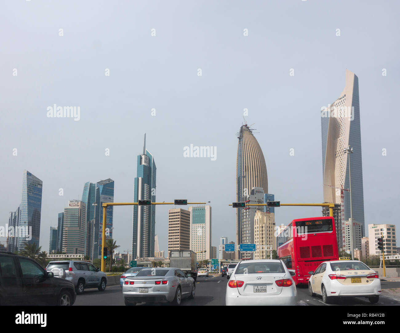 Vista del traffico congestionato e lo skyline del centro cittadino di Kuwait City in Kuwait. Foto Stock