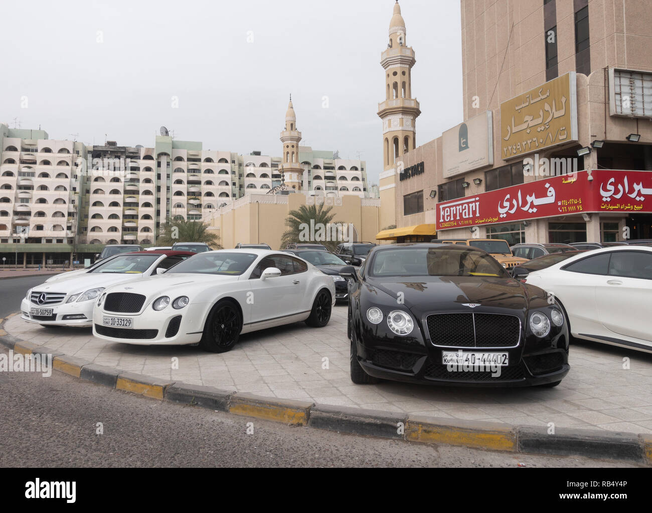 Automobili di lusso costosi parcheggiato in Kuwait City, Kuwait Foto Stock