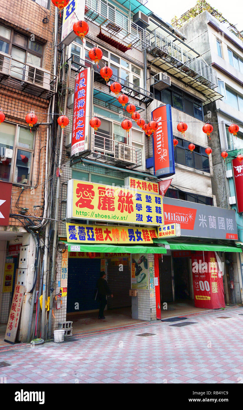 Taipei, Taiwan - Dicembre2,2018 - una tipica strada doentown in Taipei, il proprietario del negozio gestisce il negozio sulla strada e vive nei piani sopra di loro Foto Stock