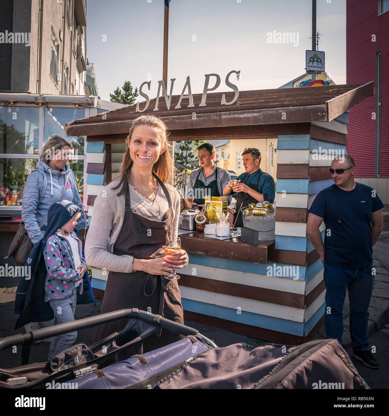 La vendita di bevande, Summer Festival, giornata culturale, Reykjavik, Islanda Foto Stock