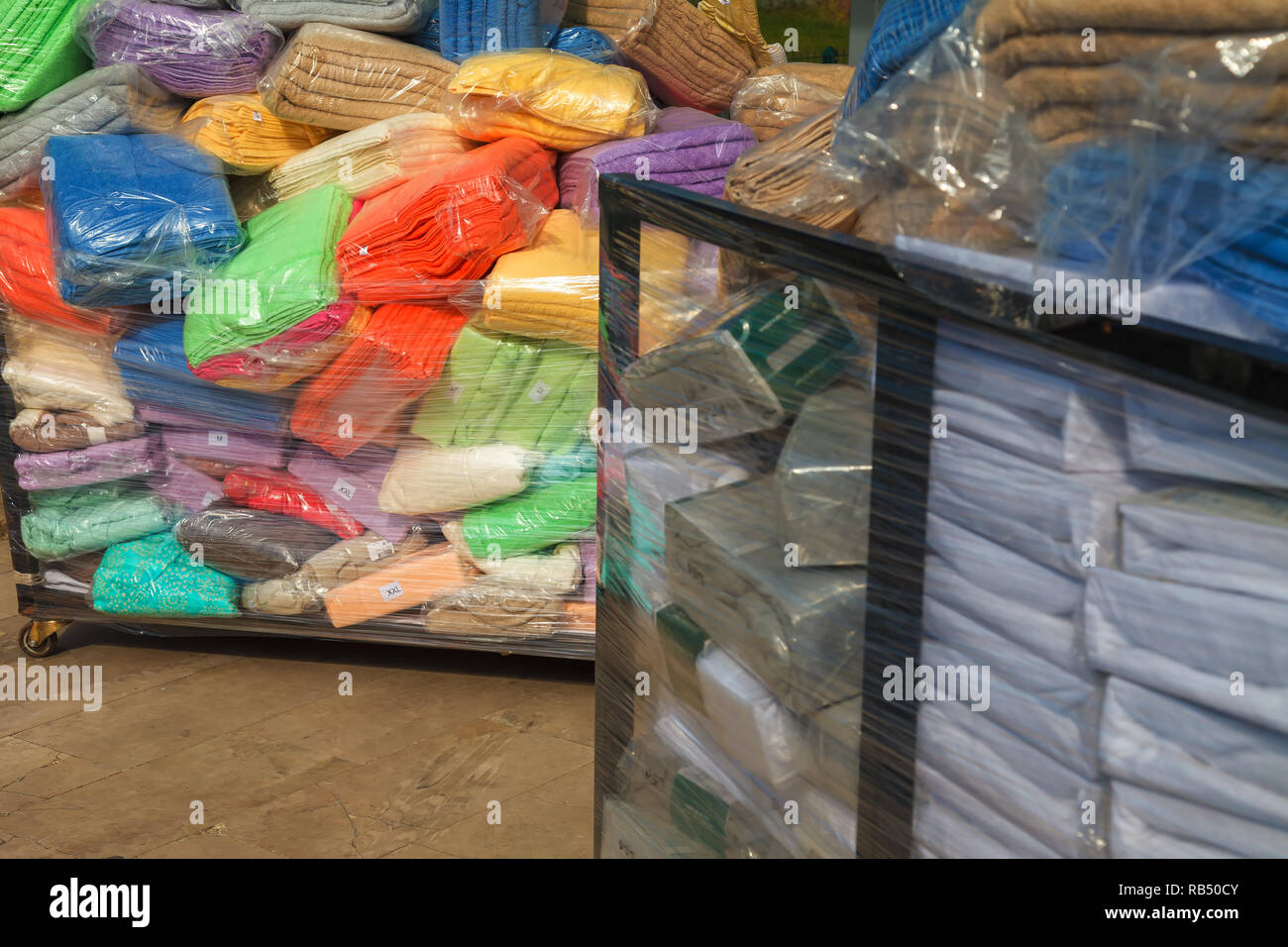 Magazzino con pranzo asciugamani di spugna ripiegato per il trasporto e la rivendita Foto Stock
