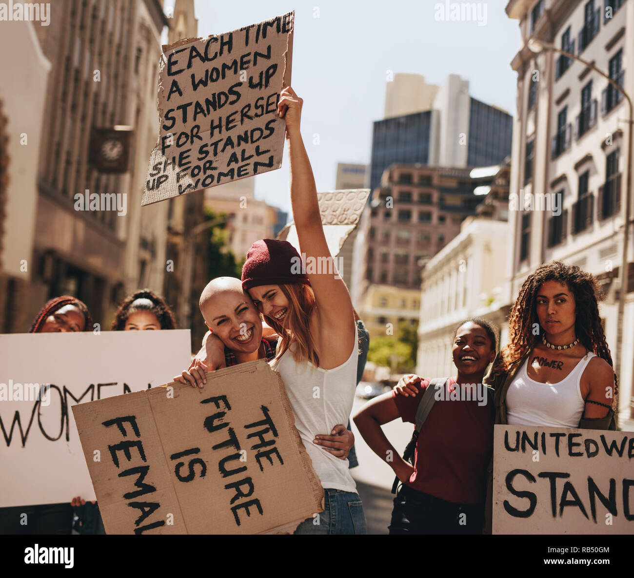 Le donne godono durante una manifestazione di protesta sulla strada. Un gruppo di giovani femmine godendo a donne di marzo sulla strada. Foto Stock