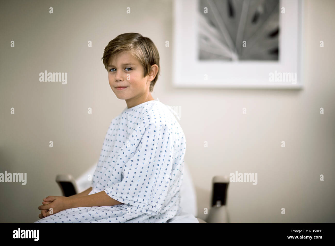 Ritratto di un giovane ragazzo in attesa di un esame in un ambulatorio medico. Foto Stock