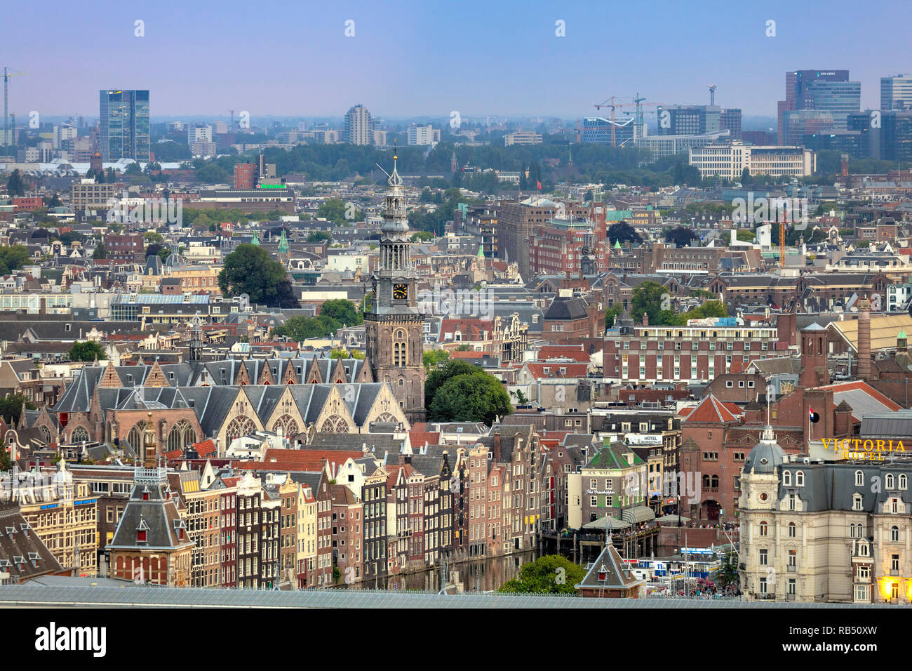 I Paesi Bassi, Amsterdam, vista aerea da un'dam Tower, chiamato un'dam Belvedere observation deck. Vista sulla vecchia chiesa e canal case a Damrak. Foto Stock