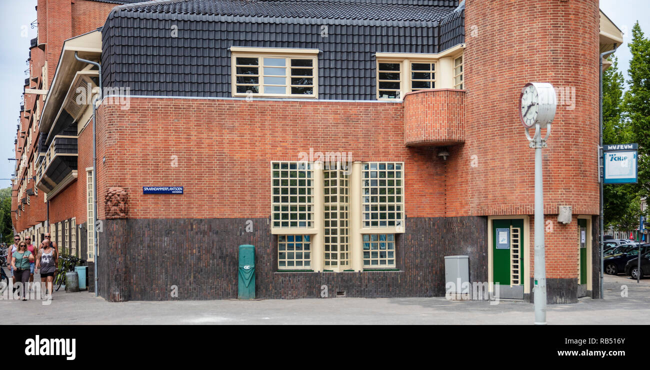 I Paesi Bassi, Amsterdam, Amsterdamse School architettura. Scuola di Amsterdam chiamato Museo Het Schip progettato da Michel de Klerk. Foto Stock