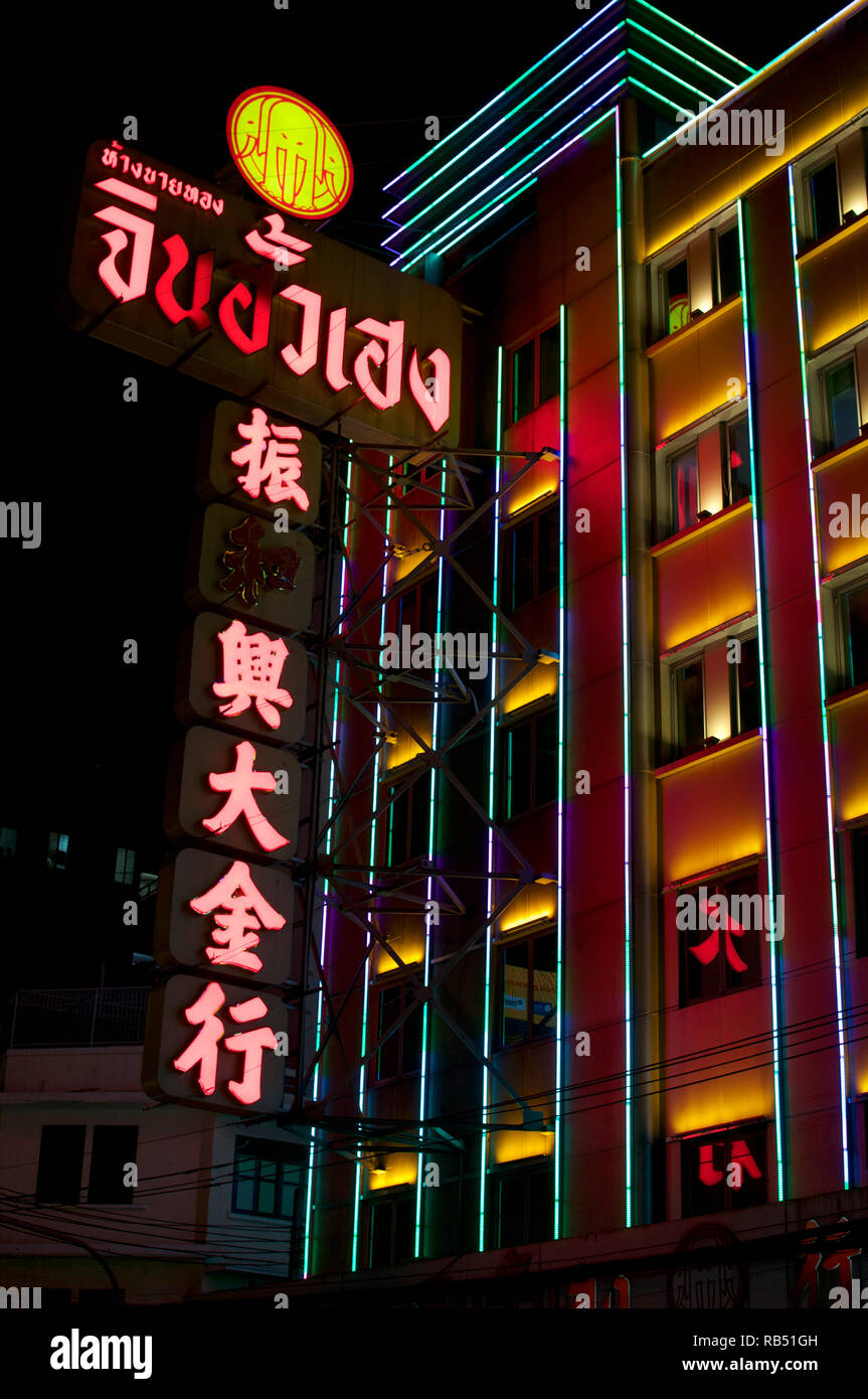 Bellissimo edificio illuminato con un tabellone al neon sulla strada Yaorawat in Chinatown a Bangkok, in Thailandia Foto Stock