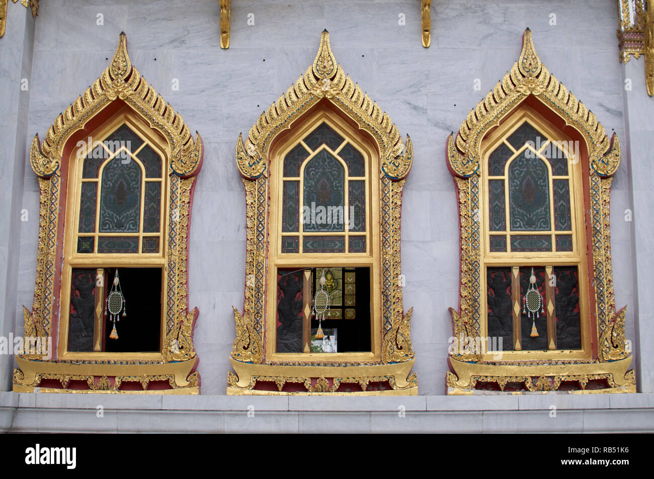 Tre belle finestre del Wat Benchamabophit (noto anche come il Wat tempio in marmo) a Bangkok, in Thailandia Foto Stock