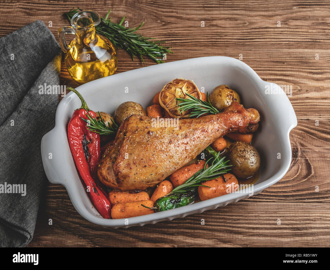 Arrosto di tacchino con verdure, carote, peperoni, patate in ceramica piatto di cottura. Foto Stock