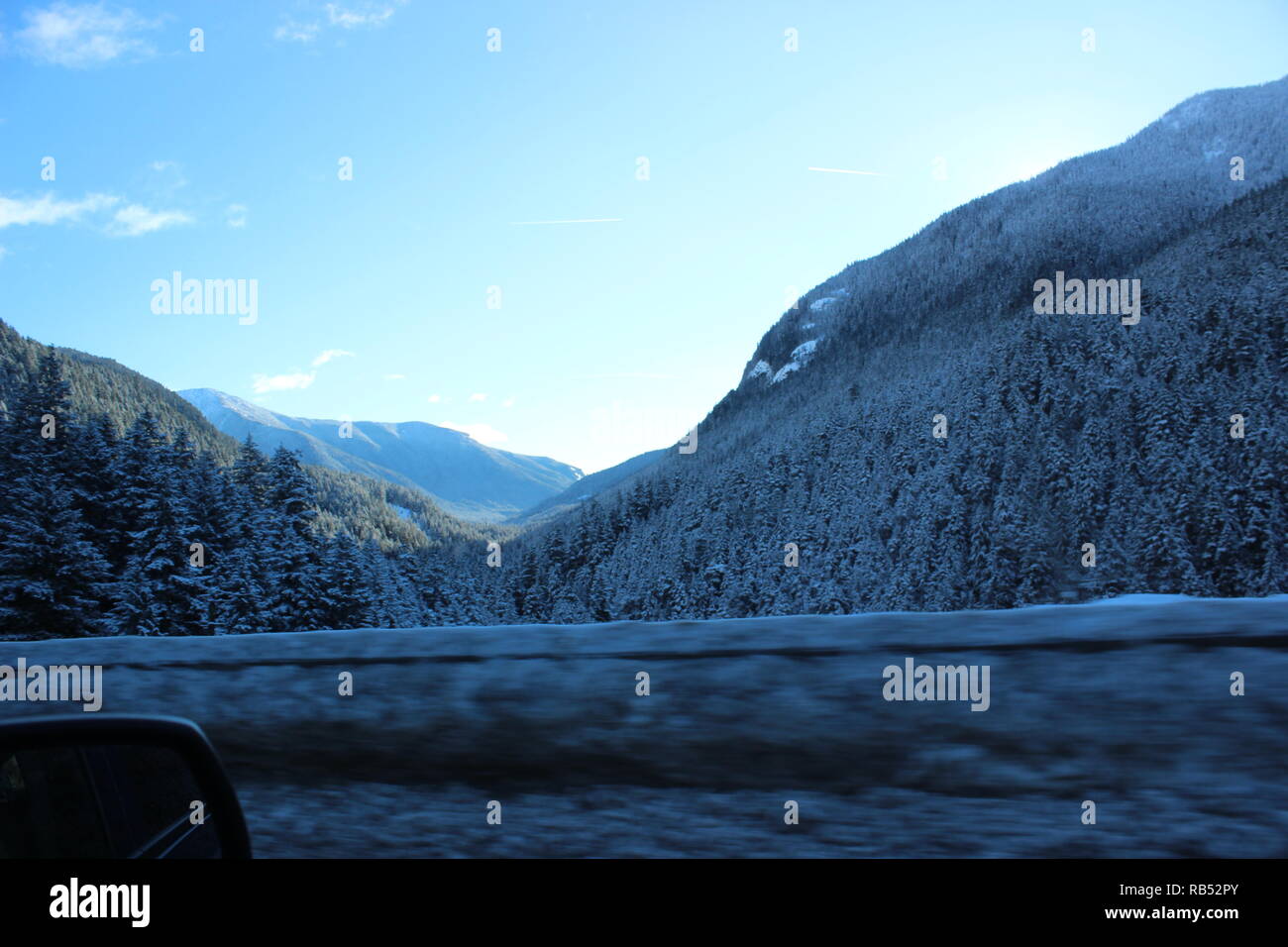 Guida invernale attraverso le montagne Foto Stock