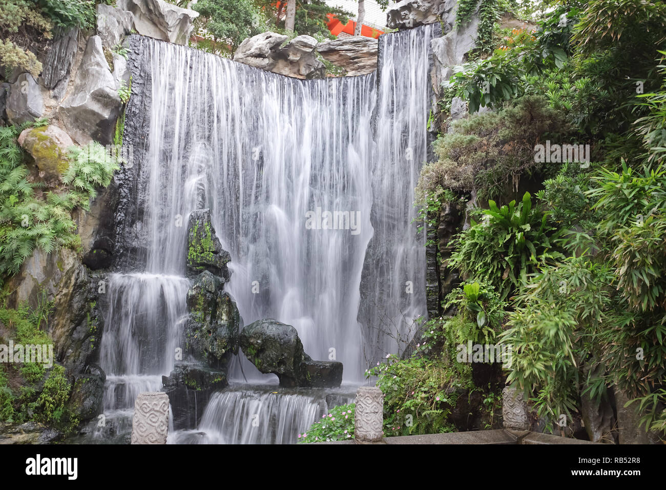 Bella cascata nel giardino, scena rilassante per la decorazione della casa. Foto Stock