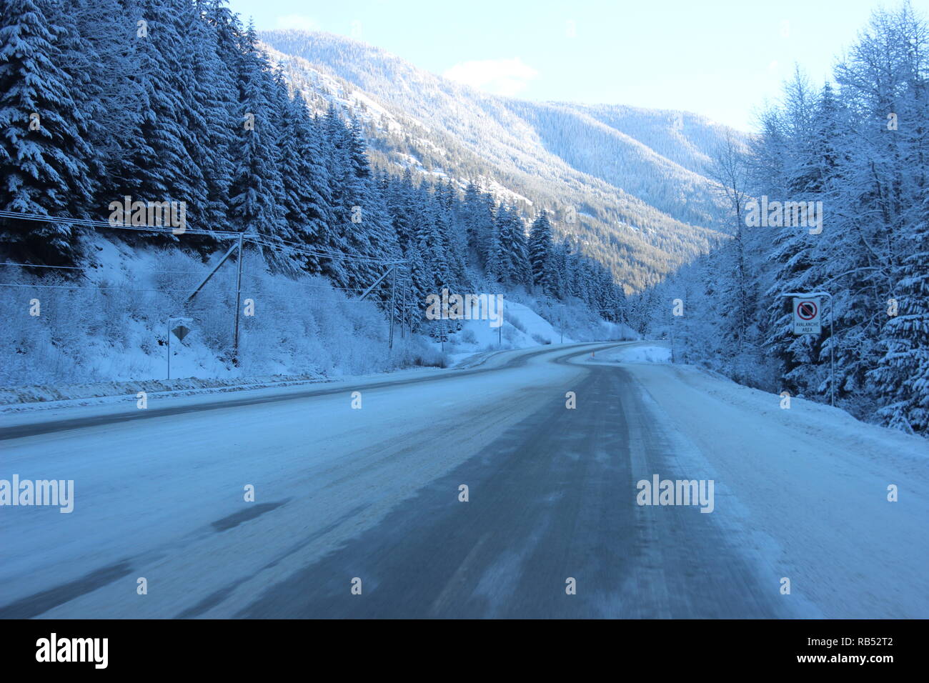 Guida invernale attraverso le montagne Foto Stock