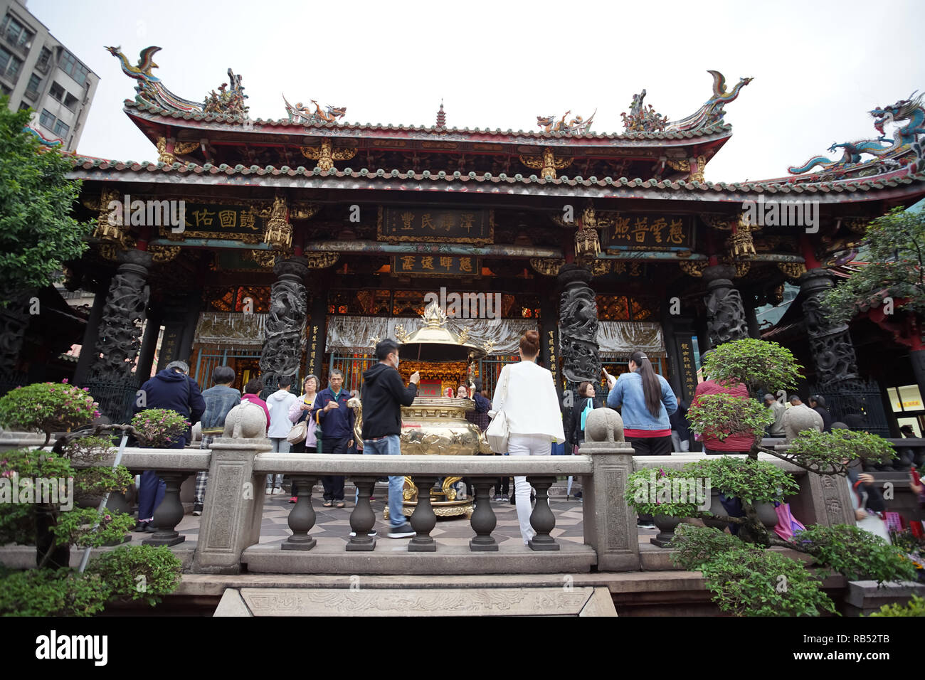 Taipei, Taiwan - 22 Novembre 2018 : la maggior tempio Longshan in Taipei, Taiwan. Questo tempio onora una miscela di entrambi i buddisti e taoisti divinità. Foto Stock